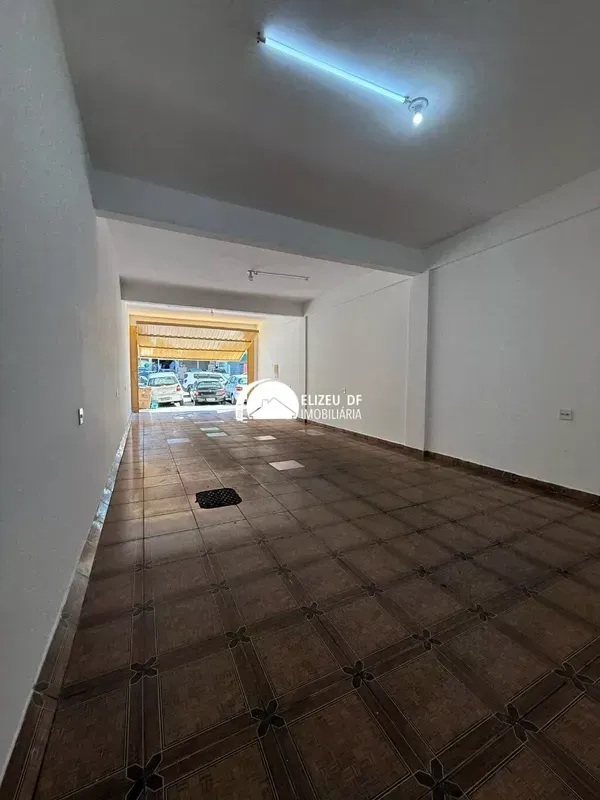 Elizeu Df imobiliária aluga excelente loja, composta por: - 1 Vão;- 1 Banheiro;-...
