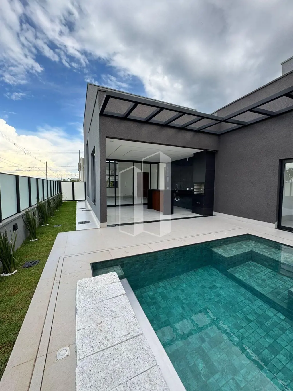 Altissimo padrão. Garagem para 4 carros, sala 3 ambientes, lavabo, cozinha ampla...