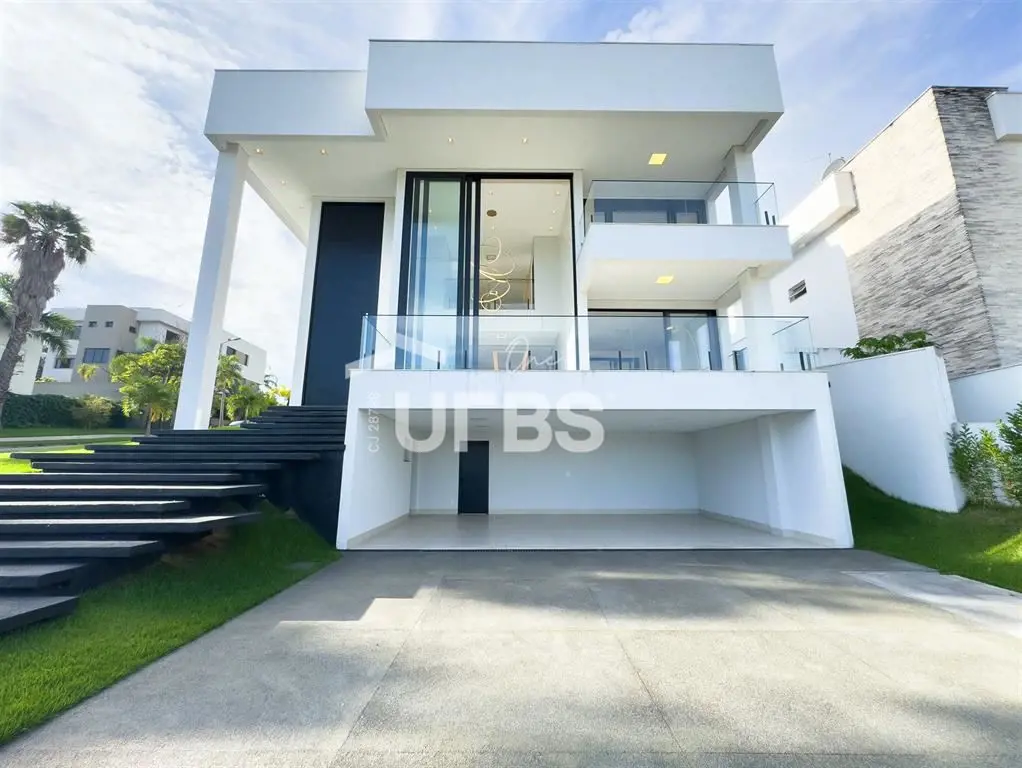 COD U-0021043 - • Sobrado de esquina com lote de 528 m² e área construída de 511...