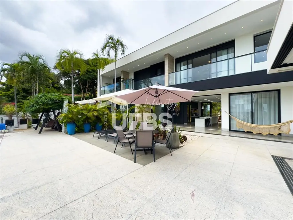 COD U-0020428 - Sobrado de Luxo - 640 m² em Lote de 1.629 m²Localizado no ponto ...