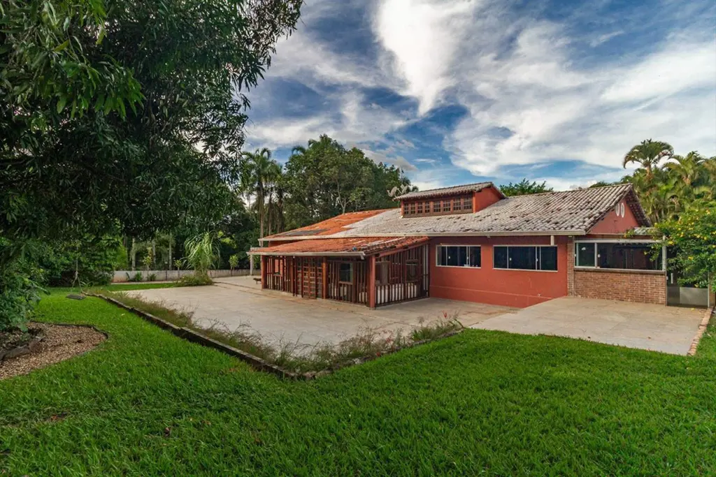 Descubra a casa dos seus sonhos! Localizada em condomínio 100% regular, com 550m...