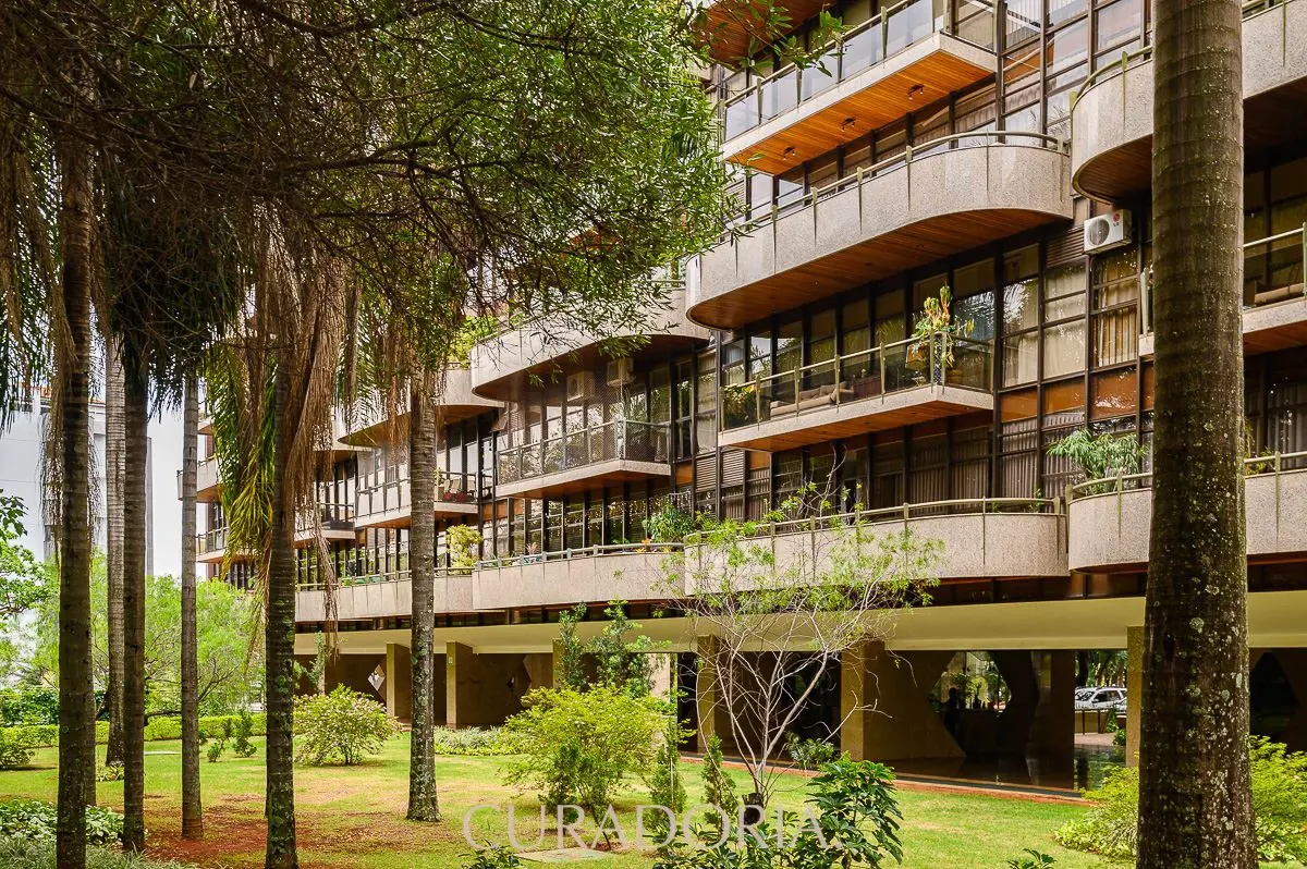 Apresentamos um dos mais exclusivos e sofisticados apartamentos da Asa Sul: um t...