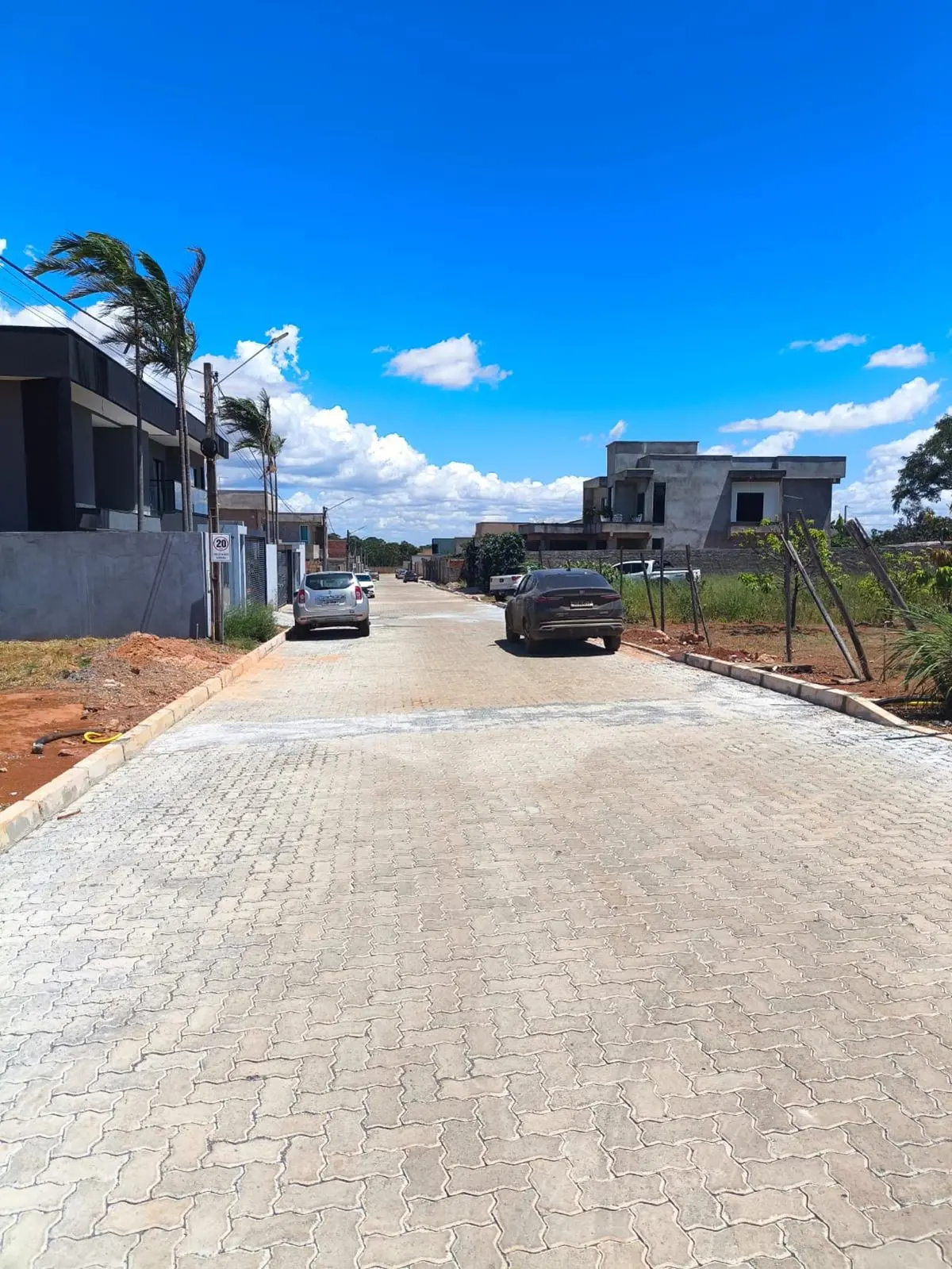 ??Condomínio todo bloqueado com guaritá?Portaria 24 h??Próximo do condomínio Pal...