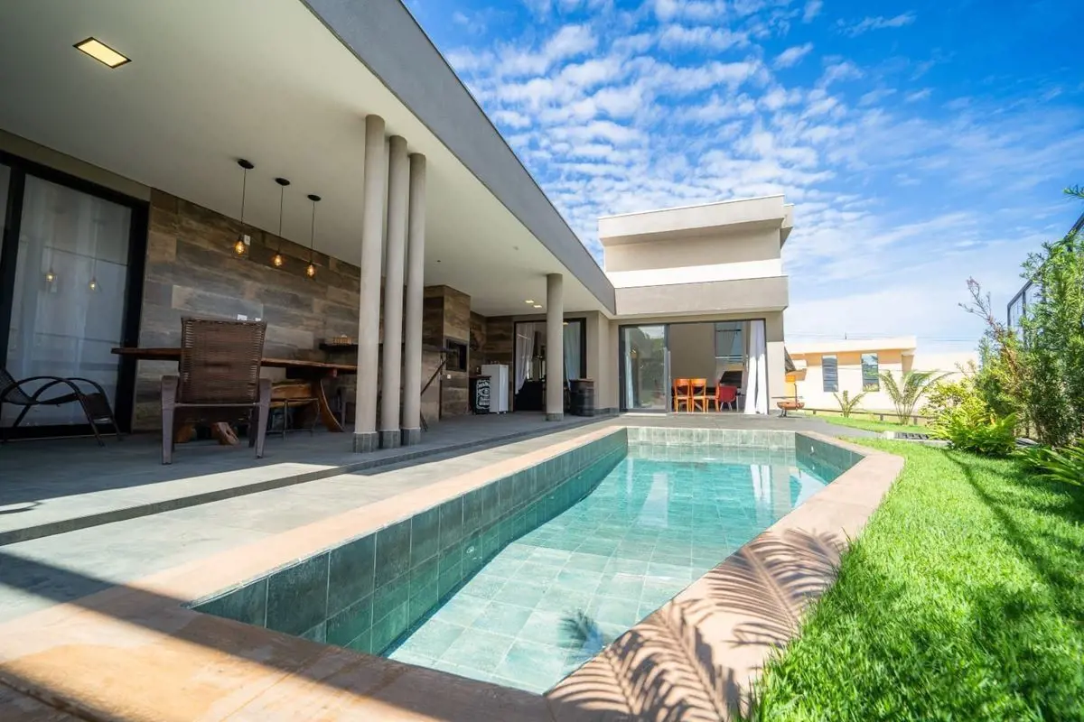 Julisce Alencar Assessoria Imobiliária vende...Casa localizada no Condomínio Amo...