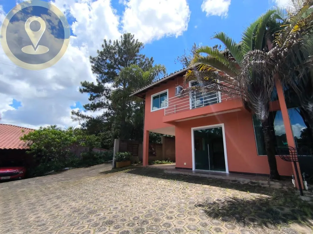 Apresentamos a charmosa casa duplex na Chácara 06, Casa 05, Quadra 10, no condom...