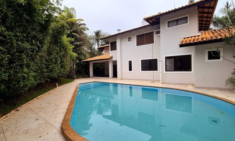 Sobrado no condomínio Aldeia do Vale. Térreo com sala de estar 2 ambientes, sala...