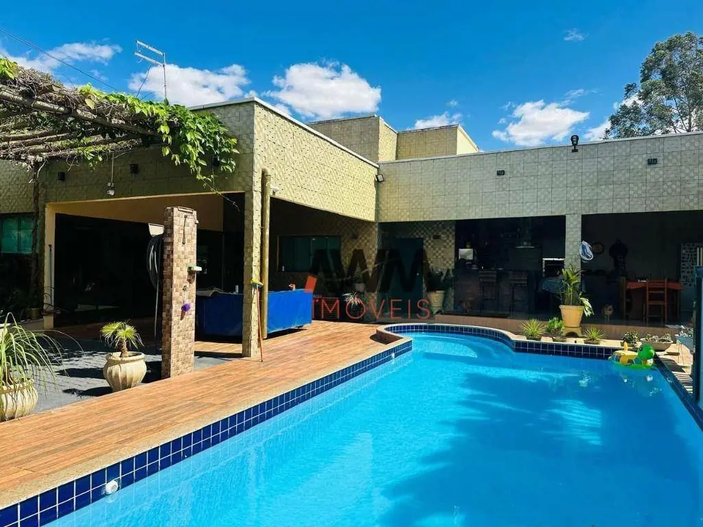 Chácara MOBILIADA com 4 quartos, 3 banheiros, sala, cozinha interna, dispensa, á...