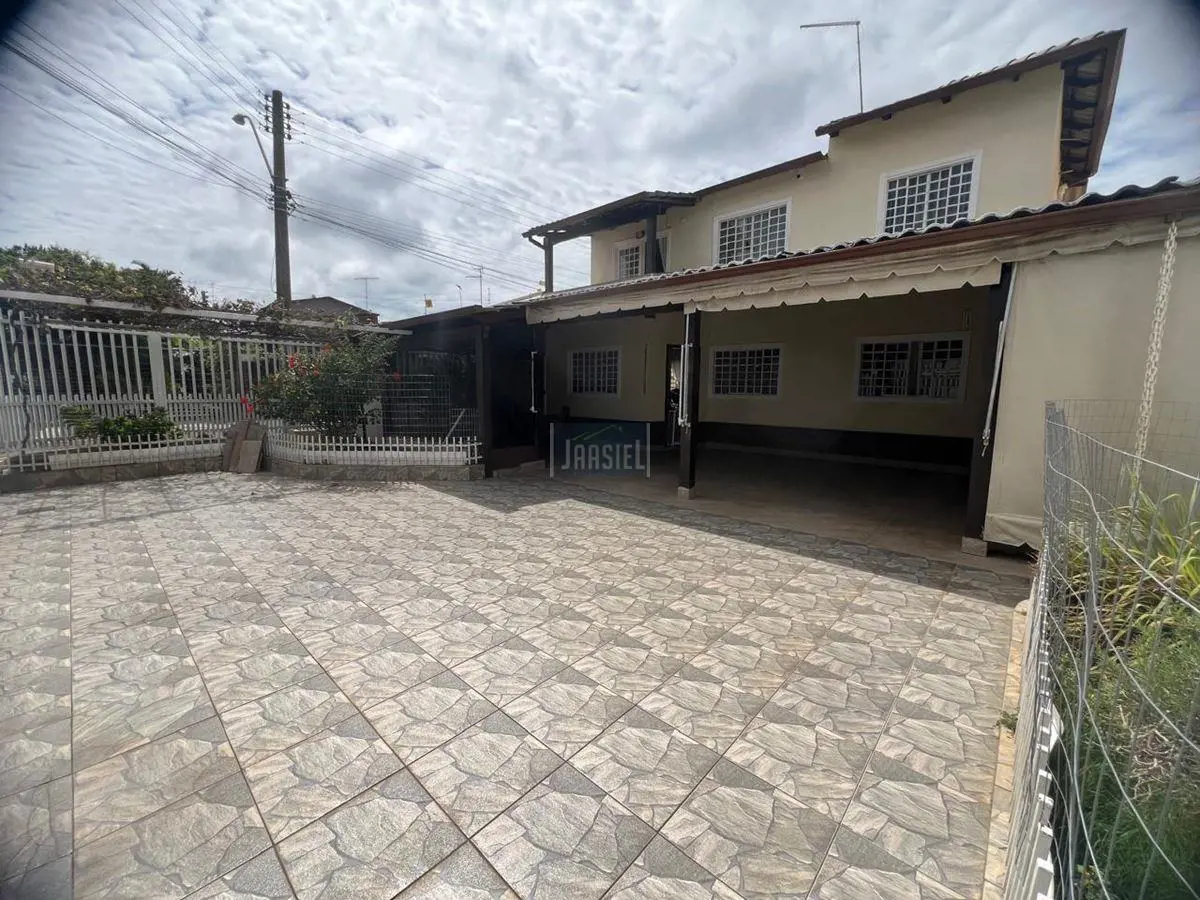 Descubra este excelente sobrado localizado na QRI 29, no Residencial Santos Dumo...