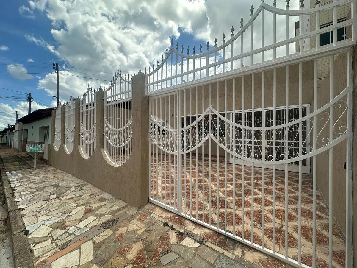 Casa térrea na lajeSetor Leste | GamaComposta por 3 Qts 2 banheiros ( 1 pode rev...