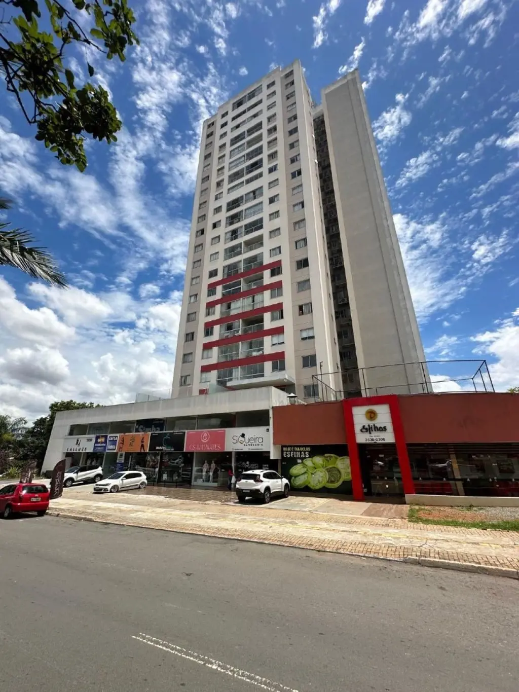 Sala no Mezanino com 35,92 m2, acesso por escada, vão livre com porta em blidex ...