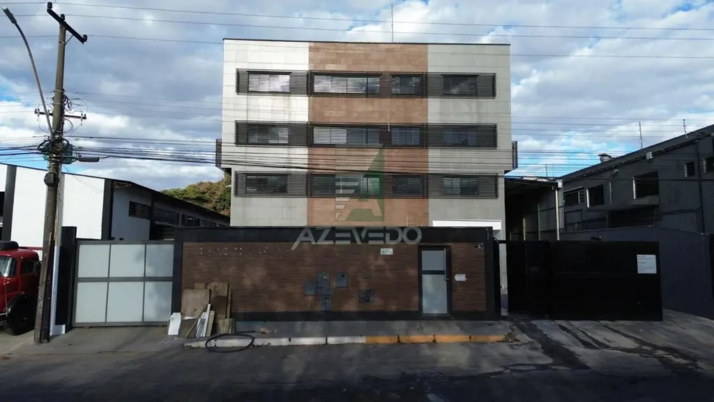 Terreno: 1100m²Área Construída: 900m²Estrutura: Térreo + 3 Andares-Térreo:Corred...