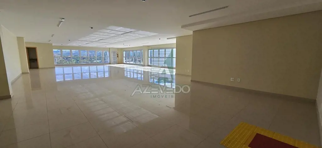 Alugo sala comercial em excelente localização;Composta por:- 4 banheiros;- Siste...