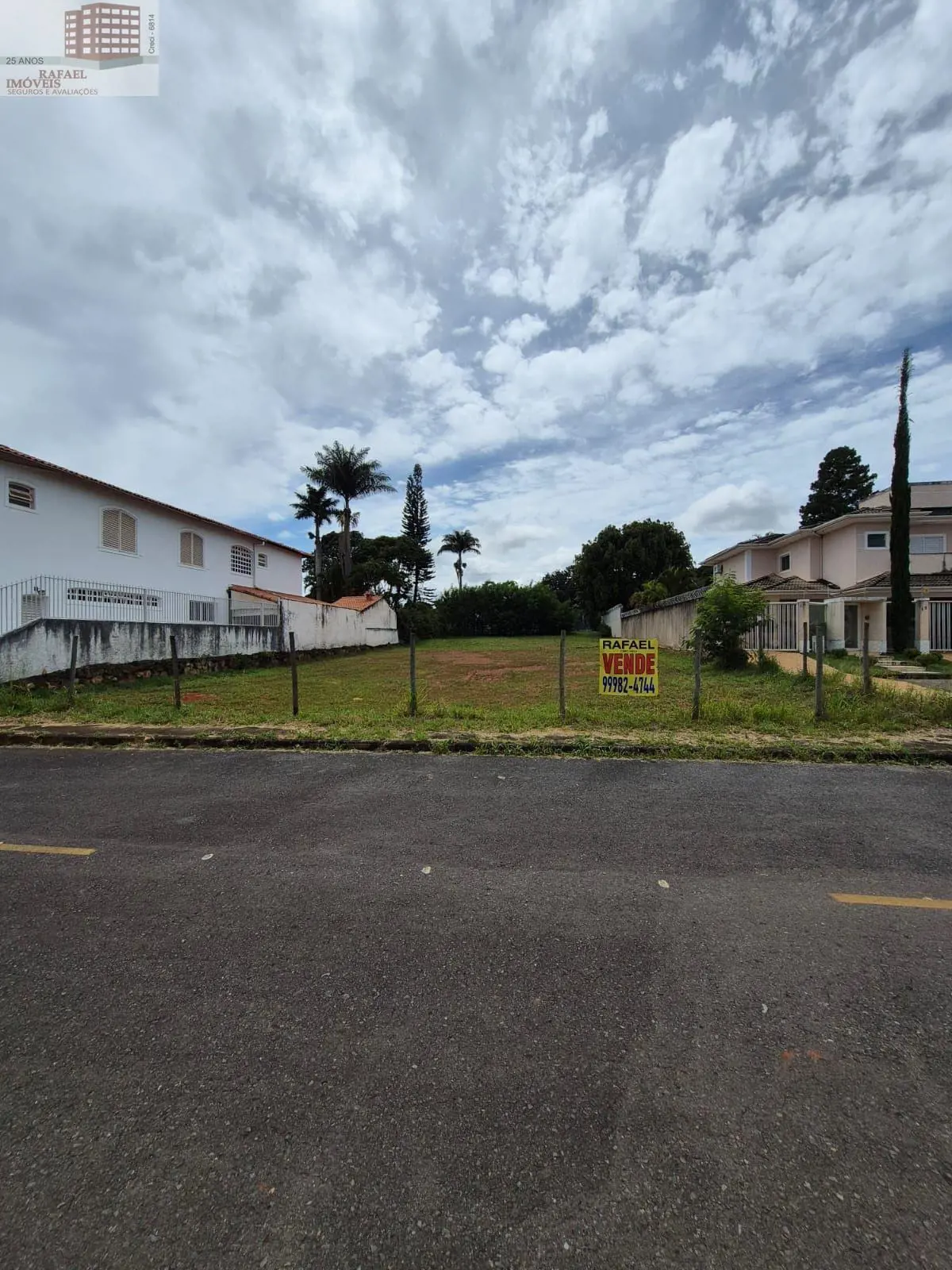 QI 21 CONJUNTO 08 LOTE 13 DO LAGO SUL TERRENO COM 776M² MAIS 400M² DE ÁREA VERDE...