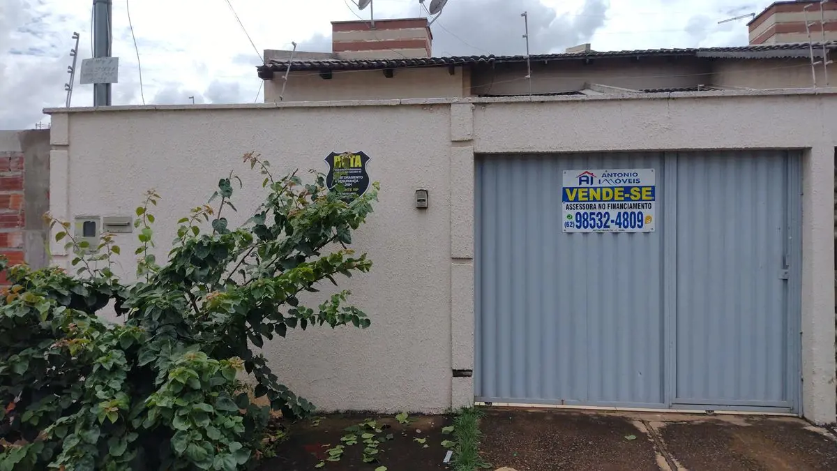 CASA A VENDA, COM TRÊS QUARTOS, UMA SUÍTE, BANHEIRO SOCIAL, SALA ECOZINHA CONJUG...