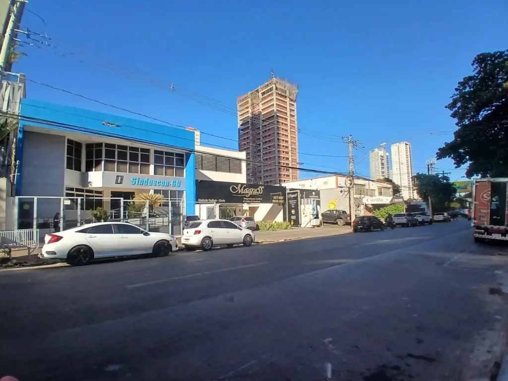 Sala comercial de 89 m² com divisórias, recepção, copa e banheiros masculino e f...