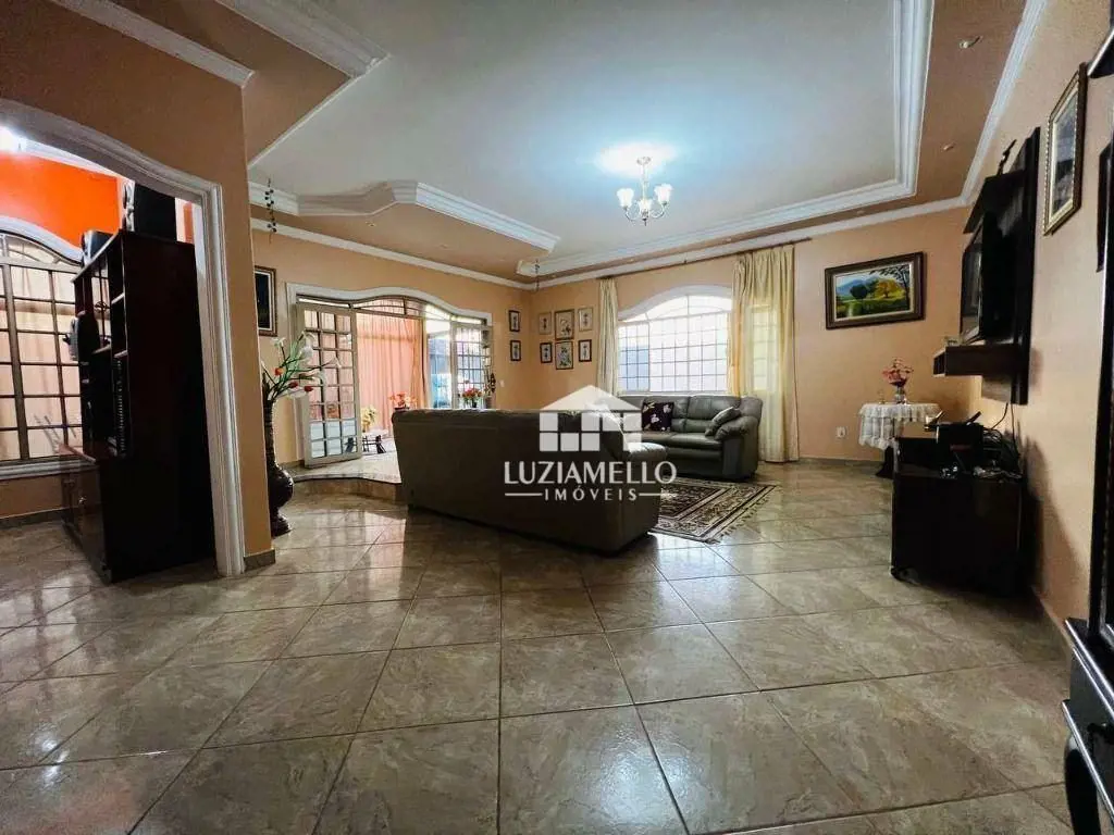 Excelente oportunidade para adquirir uma casa ampla, versátil e com excelente cu...