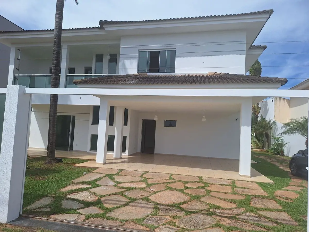 Quadra 01 Taquari - Lago NorteApresentamos esta linda casa com dois pavimentos e...