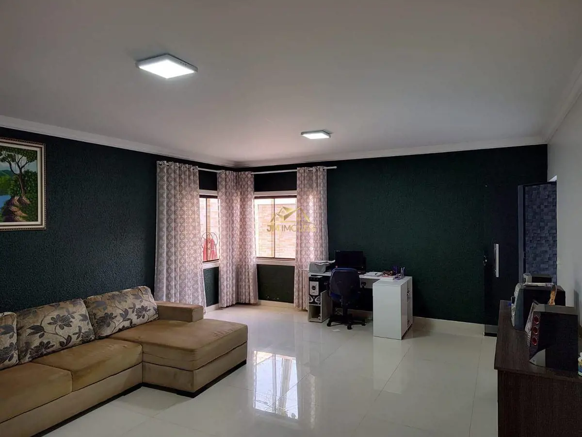 DescriçãoA JM Imóveis vende excelente casa no condomínio Fraternidade, Setor Hab...