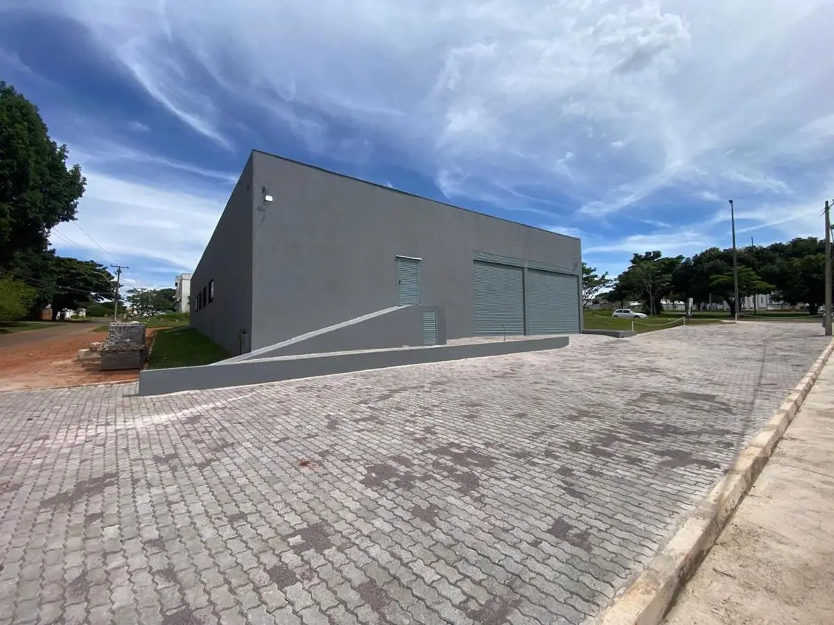 EXCELENTE LOJA ESPAÇOSA-Área TERRENO 700,00 m²-SEMIENTERRADO 88,52 m²-TÉRREO 662...