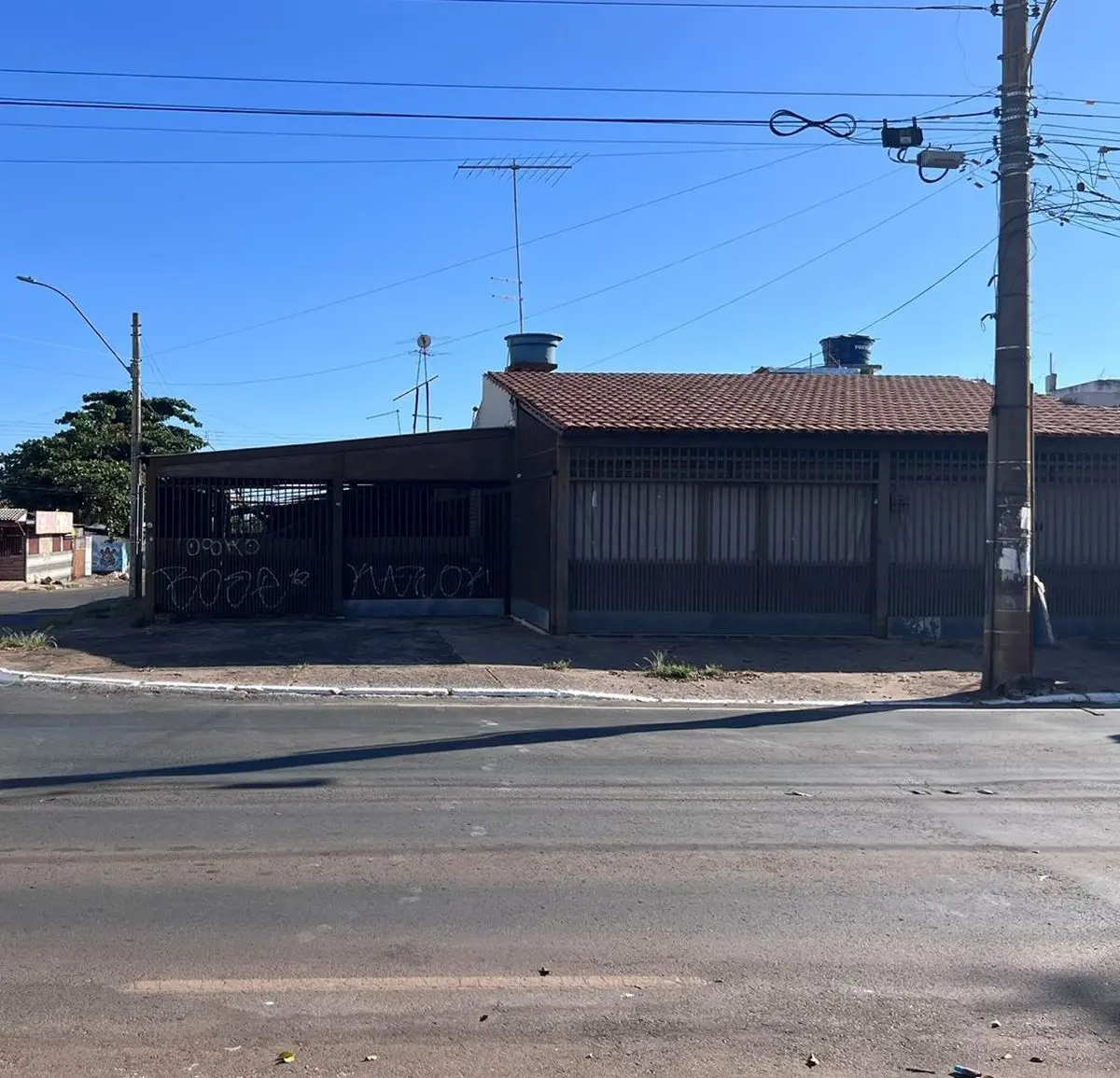 Casa a venda em Ceilândia Sul - QNP 12Casa de Esquina - Avenida comercial/Reside...