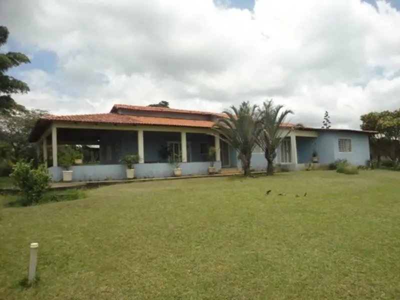 Privilegiada chacara com vista para o vale, são 20.000 m2 com edificação de 04 c...