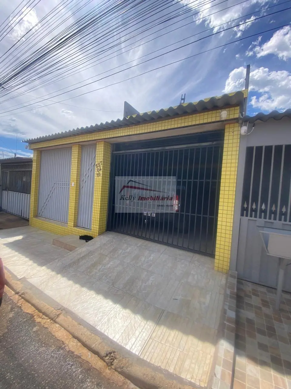 VENDE-SE UM SOBRADO NA QR 327 DE SAMAMBAIA! Sobrado terreo 1º: 2 quartos, 1 cozi...