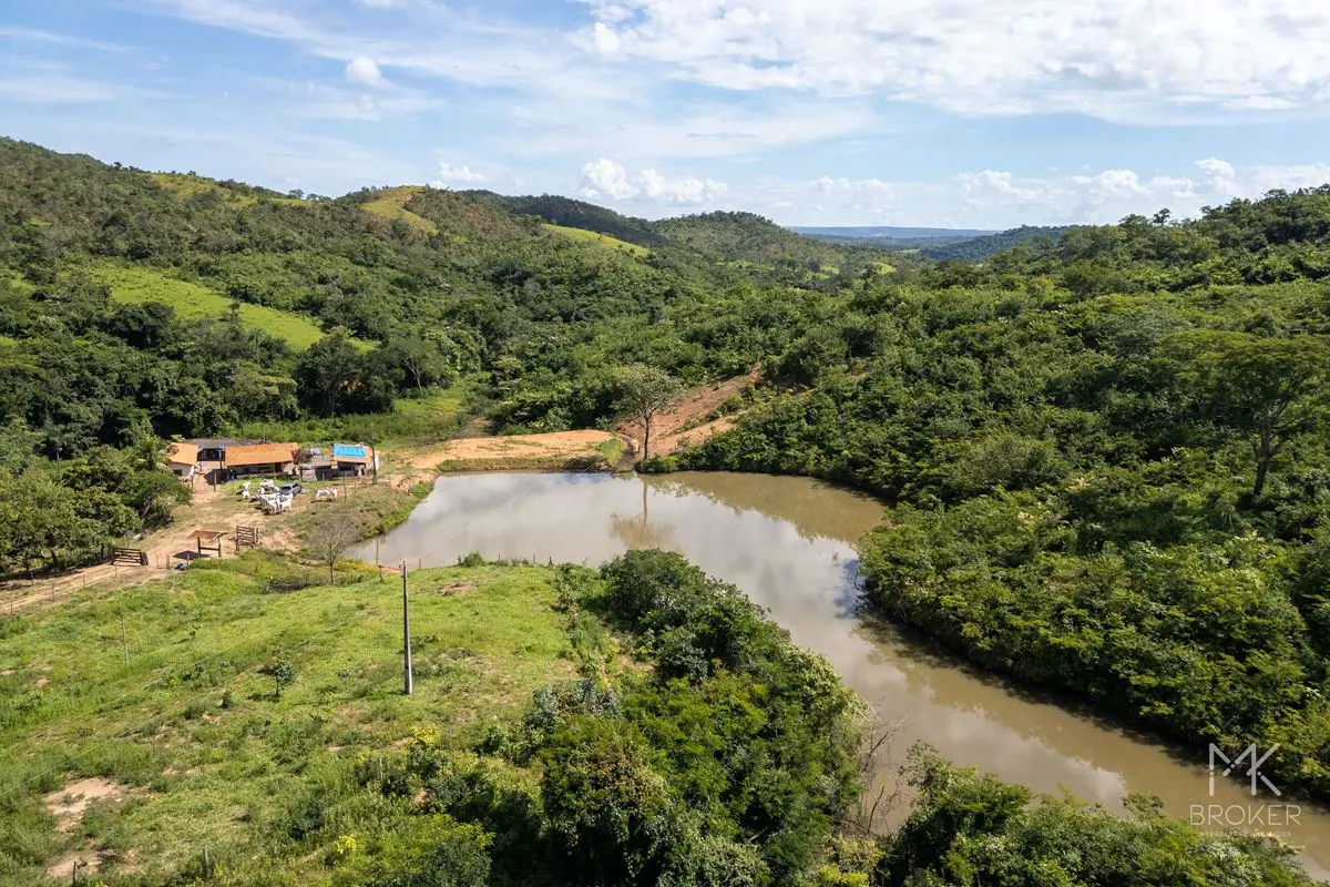 Apresento uma belíssima fazenda com 224 hectares, localizada na região de Unaí, ...