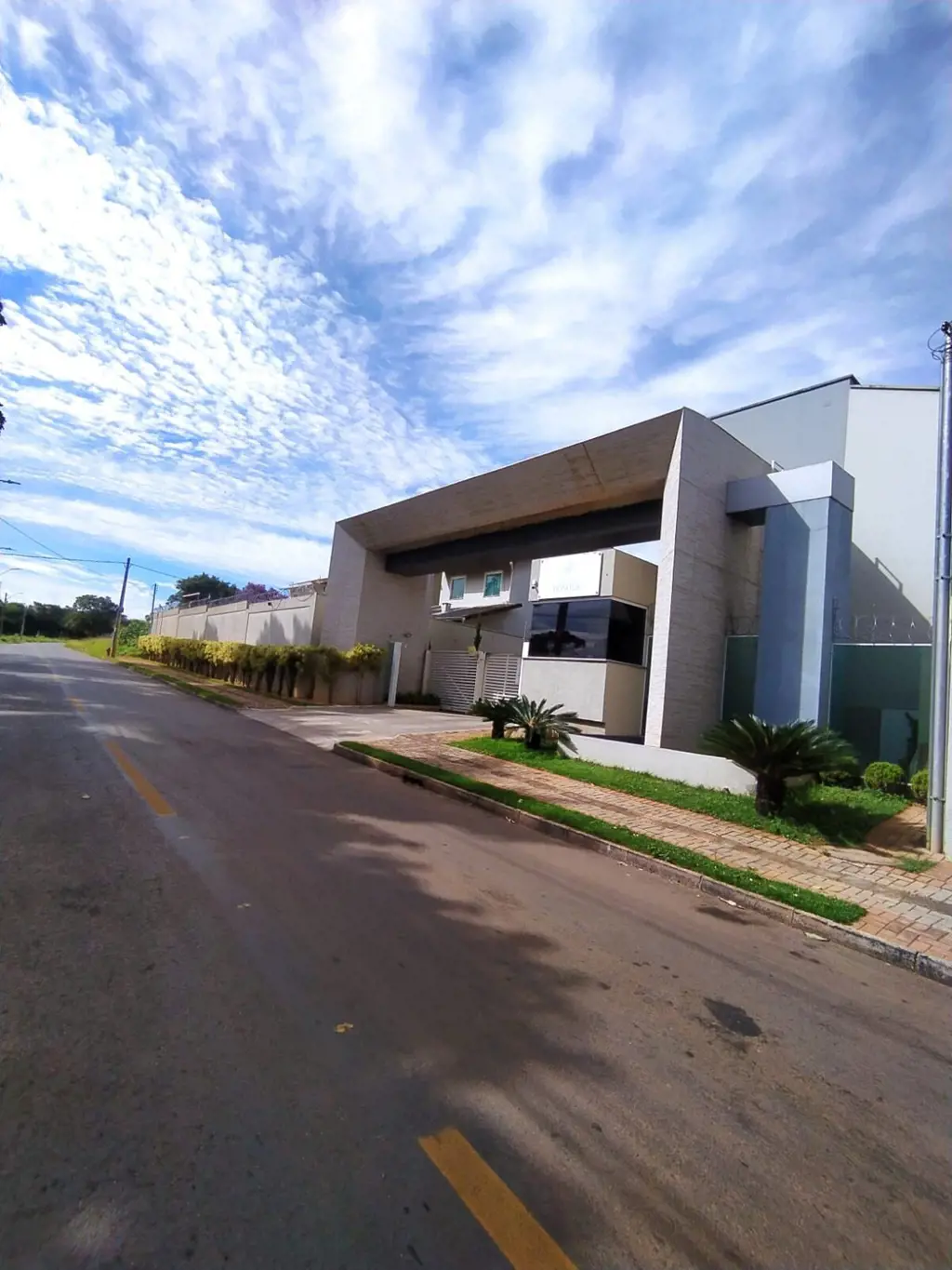 Excelente sobrado localizado no Condomínio Reserva do Bosque com a seguinte divi...