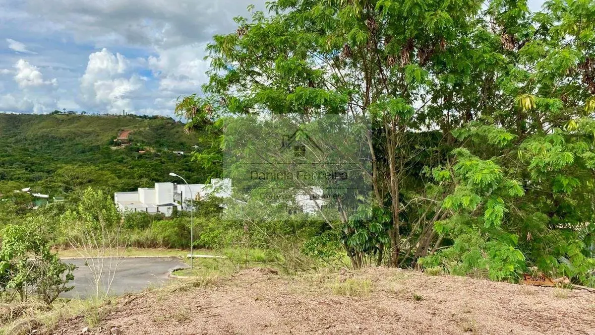 Vendo terreno regularizado no condomínio Quatro Estações.O condomínio conta com ...