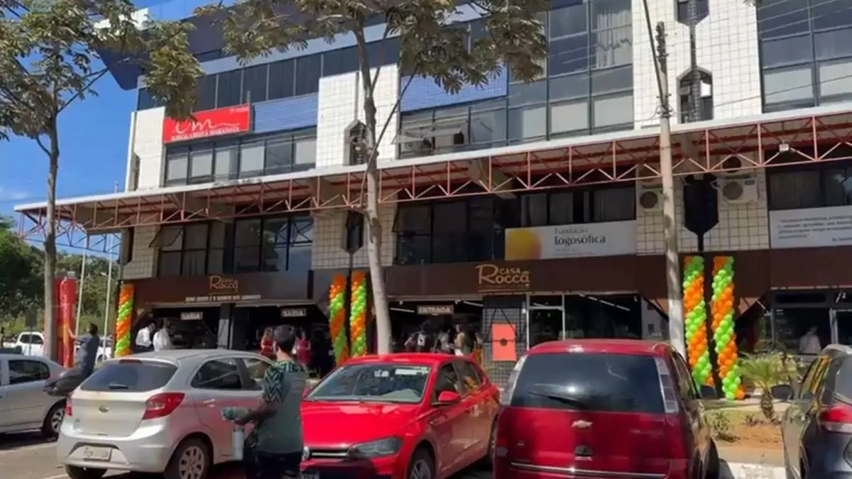 Alugam-se salas e lojas em edifício bem localizado no CA 5, próximo do Shopping ...