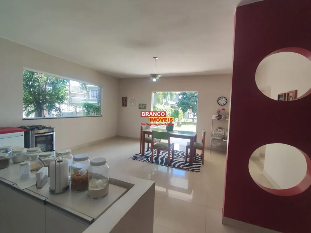 A Casa dos Seus Sonhos Espera por Você!Imagine viver em uma casa dentro de um co...