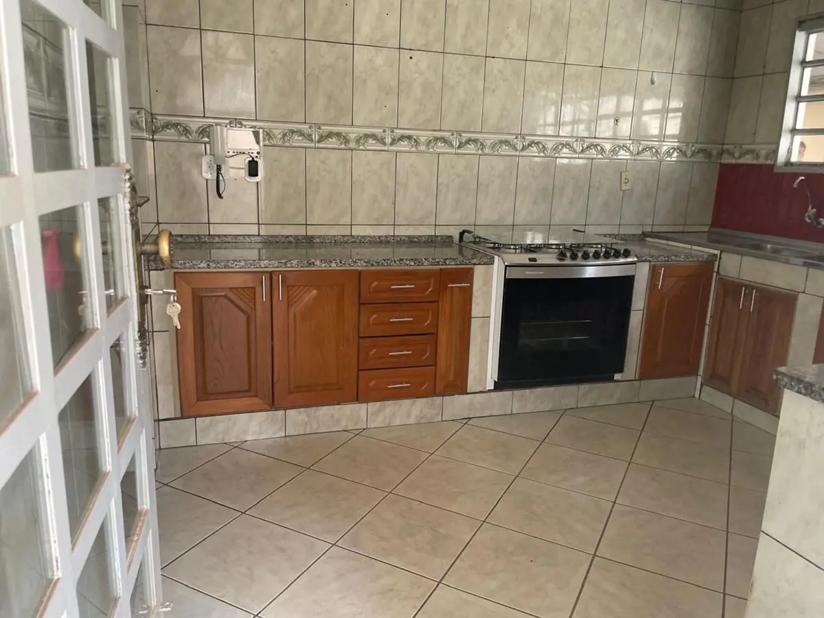 Lote 340 m2Sobrado da frente No térreo possui:sala,copa,1qto,1wc,cozinha,área de...