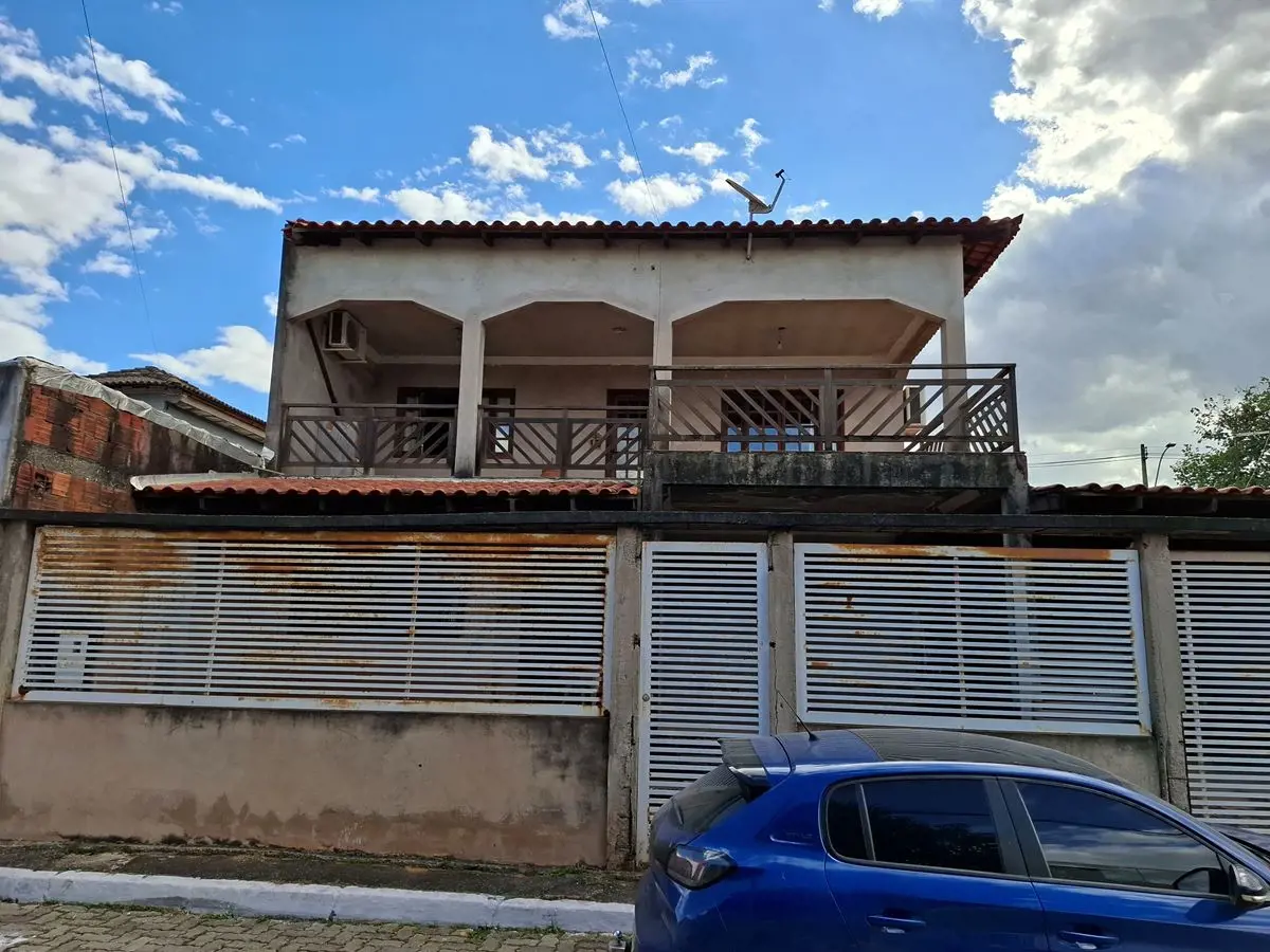 Descubra essa casa de 4 dormitórios, precisando apenas de acabamento em pintura,...