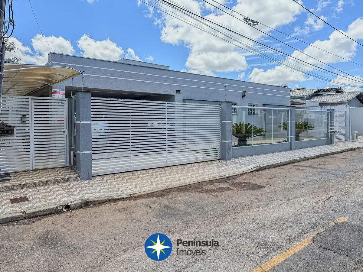 Venha se encantar com esta maravilhosa casa de alto padrão localizada na SHIN QI...