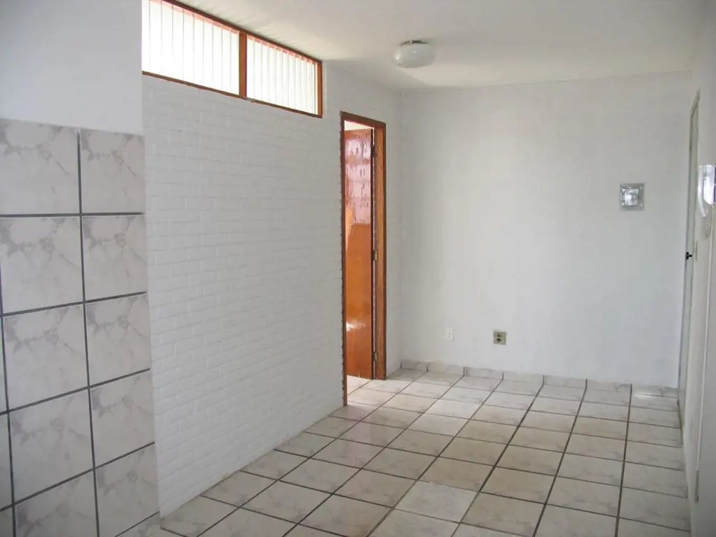 Alugo apartamento acolhedor no Ed. Katerine, localizado na EQNO 9/11 Bloco A, em...