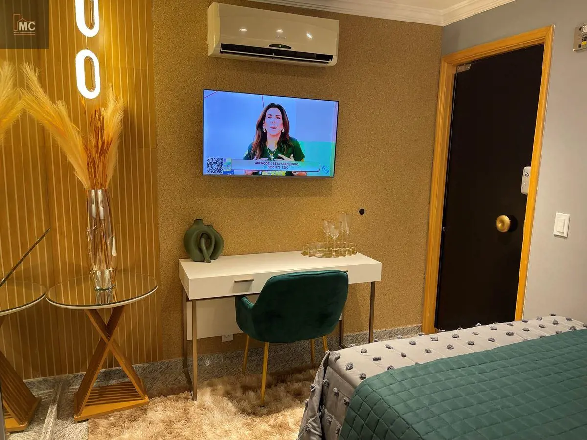 Linda kitnet, toda mobiliada e decorada, com cozinha, quarto, sala e banheiro to...