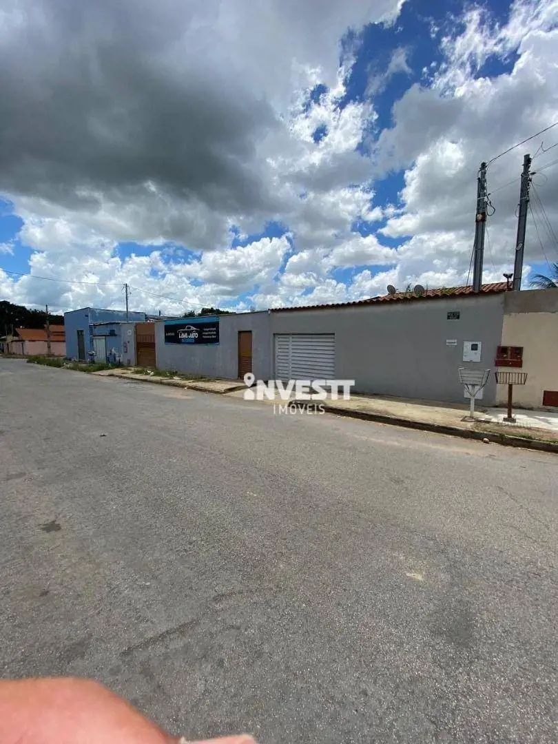LOCALIZAÇÃO:Excelente casa com ótimo acabamento toda no porcelanato com localiza...
