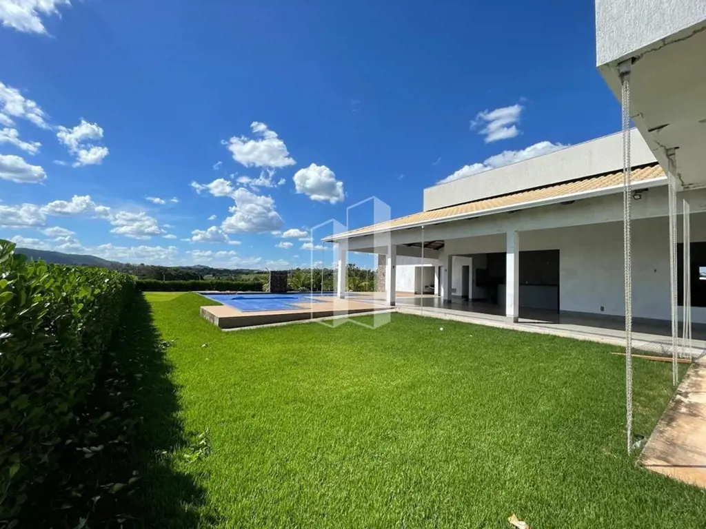  A casa conta com amplos espaços internos, ideal para receber amigos e familiare...