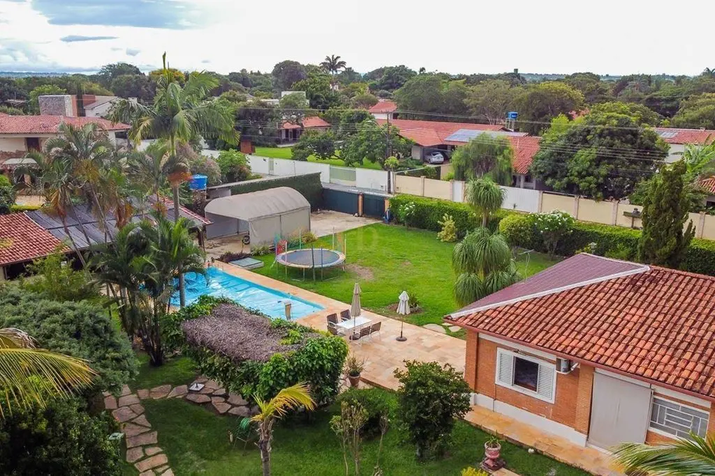 Bem-vindo à sua próxima residência, um refúgio exuberante situado em um condomín...