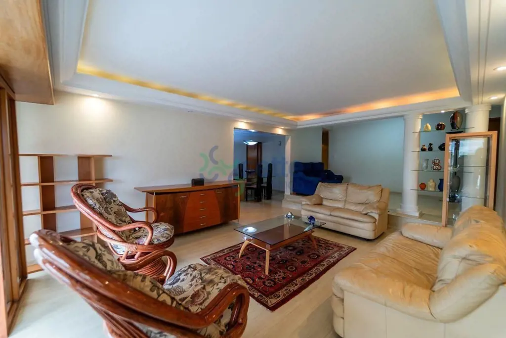 Este apartamento na Octogonal oferece 164 m² de espaço bem distribuído, com 4 qu...