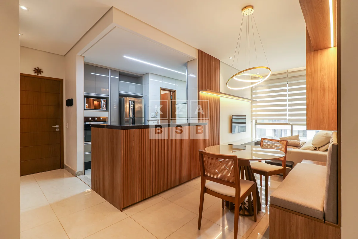 Apartamento duplex finamente decorado, com 154 m², situado no sexto andar e cobe...