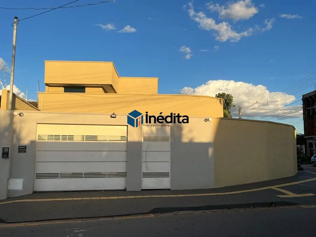 LOCALIZAÇÃO:Localizada em região com vias de fácil acesso, próxima a linhas de ô...