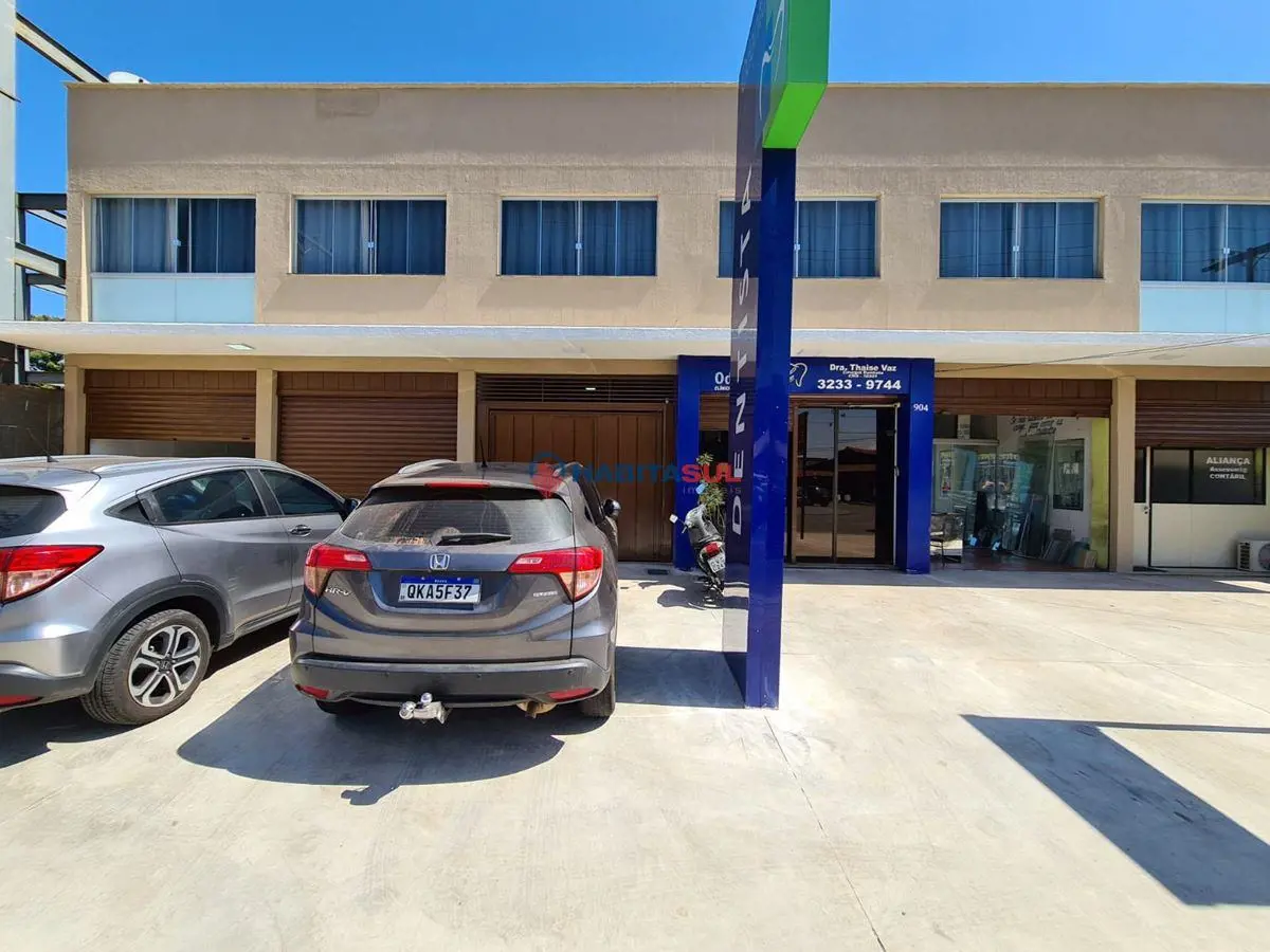 Prédio Comercial com área do terreno de 485m² contendo;02 Apartamentos de 03 qua...