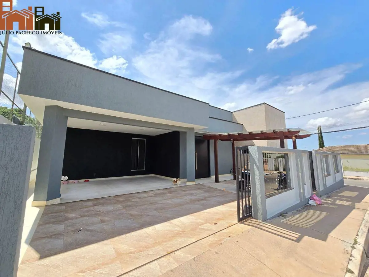 Júlio Pacheco Imóveis, apresenta esta excelente casa em condomínio fechado , com...