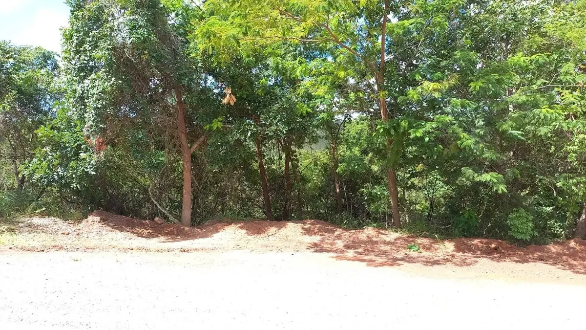 Cond. Solar da Serra qd 13 lote 9. Lote com cerca de 1.528,58m2, incluindo uma p...