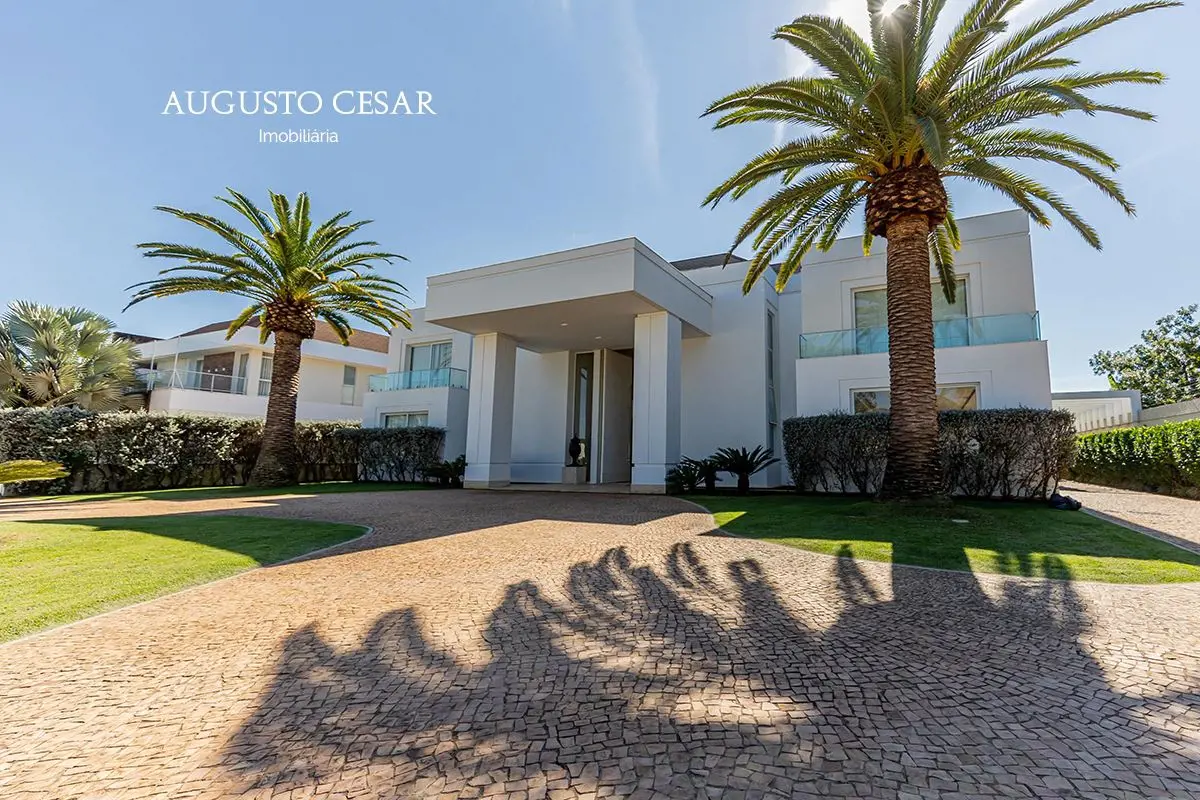 Apresentamos essa belíssima residencial assinada pelo escritório Denize Zuba Arq...