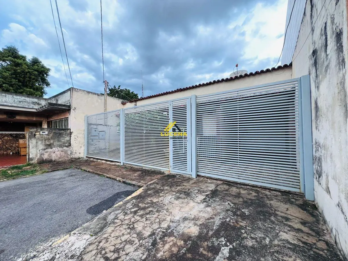 Descubra uma casa espaçosa e aconchegante no coração do Guará, DF, localizada na...