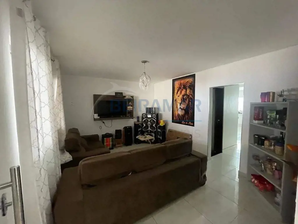 Casa Reformada com 2 Quartos, DCE, 2 Varandas, 3 Vagas de Garagem à Venda na QNN...