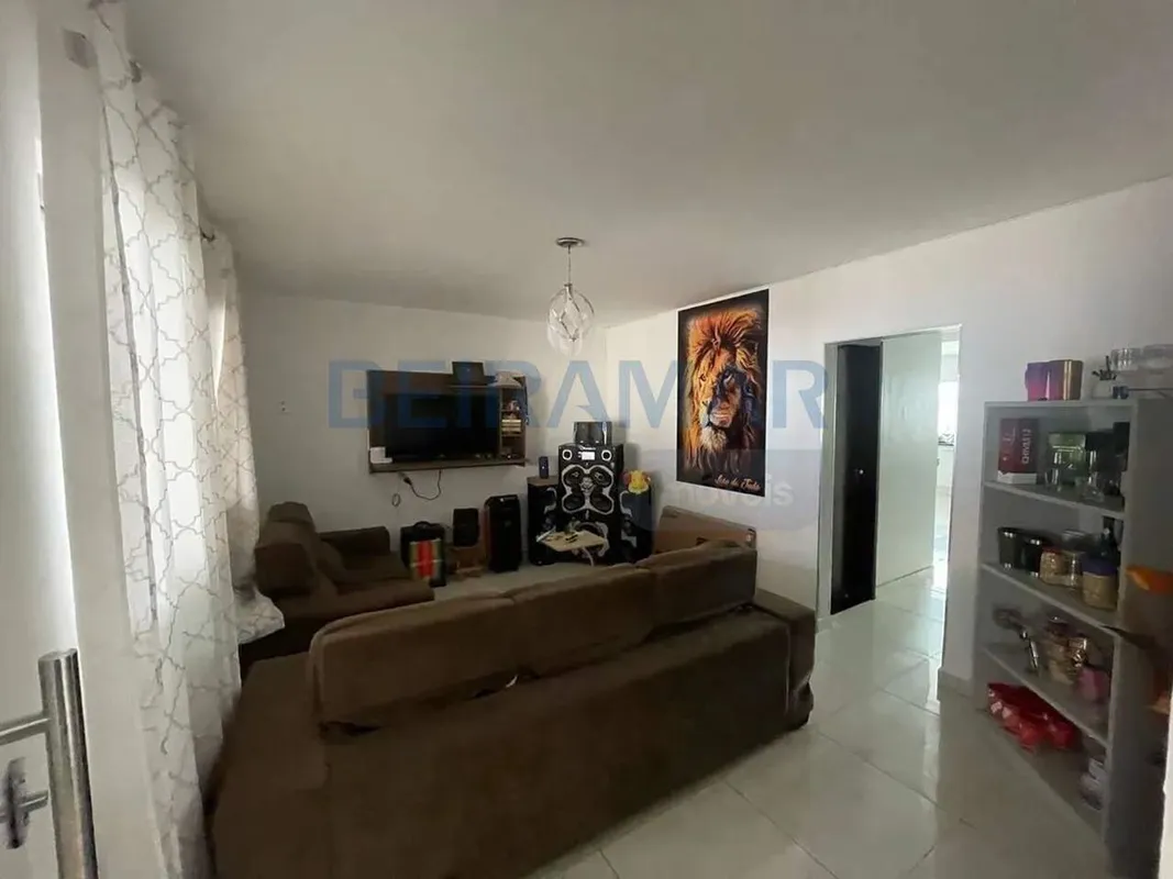 Casa Reformada com 2 Quartos, DCE, 2 Varandas, 3 Vagas de Garagem à Venda na QNN...