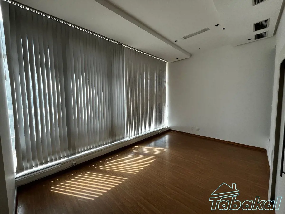 Sala comercial composta por recepção, sala, copa e banheiro.* Valor da Locação R...